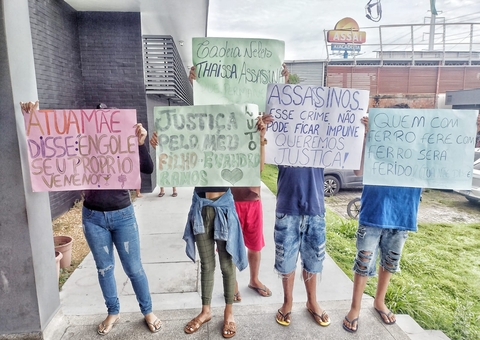 Familiares de sargento da PM morto fazem protesto na frente de delegacia em Manaus