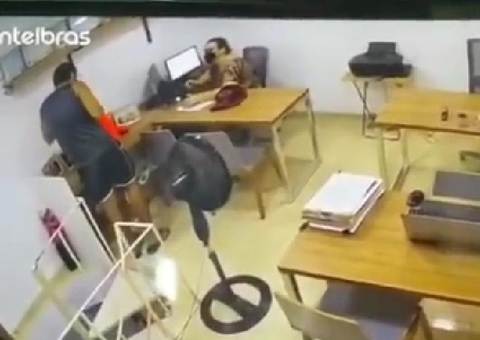 Cliente invade escritório e atira em advogada; Vídeo