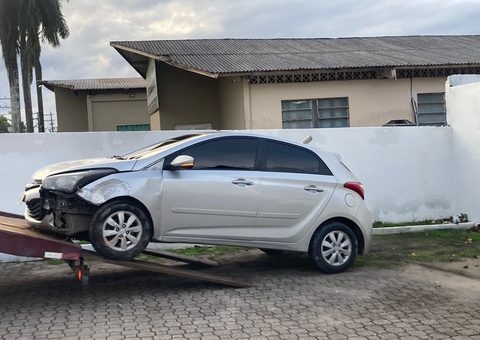 Dupla ‘faz a limpa’ em casa de família e bate carro durante fuga em Manaus