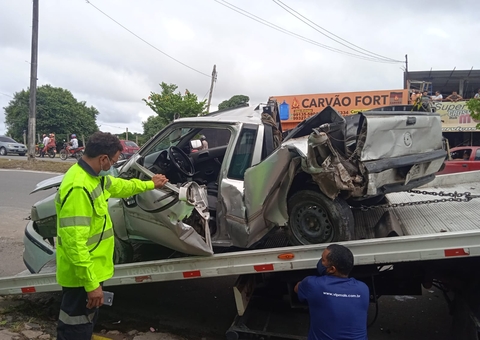 A caminho da execução de rival, criminoso bate carros e fica ferido em Manaus