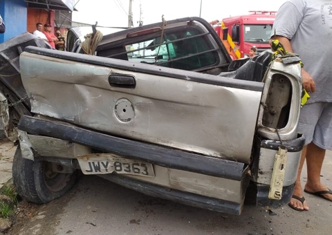 Passageiro de aplicativo vai parar no hospital após acidente entre carros em Manaus