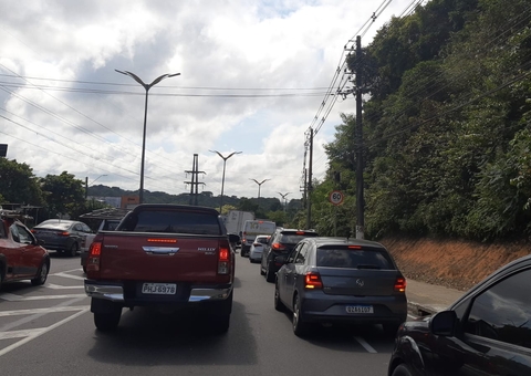Trânsito fica lento após execução de homem em avenida de Manaus 