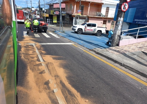 Óleo em pista causa acidentes e lentidão na avenida Cosme Ferreira