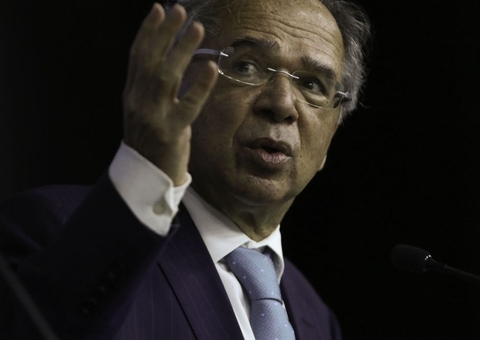 Governo avalia redução de imposto sobre combustíveis, diz Guedes