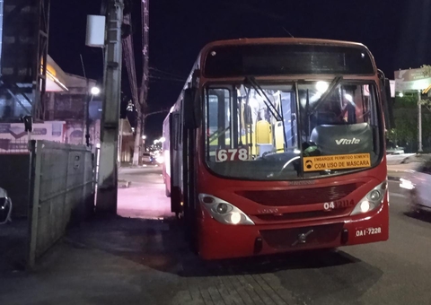 Em ônibus, homem enfia tesoura no braço de mulher em Manaus
