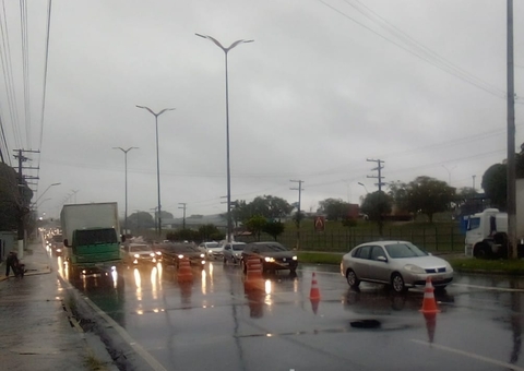 Buraco na Torquato Tapajós abre novamente durante forte chuva em Manaus
