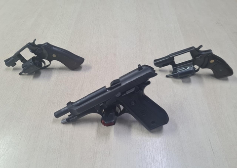 Homem é flagrado com sacola cheia de armas em Manaus