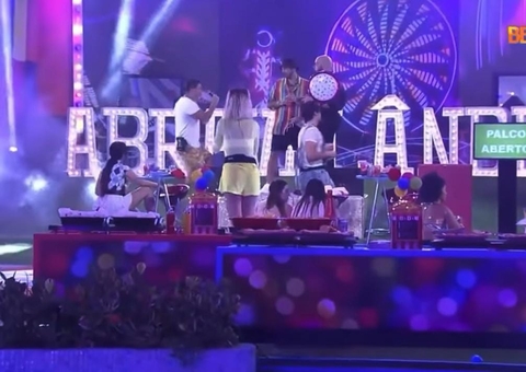 Arthur Aguiar diz que vai se jogar em festa e leva queda de palco no BBB; vídeo