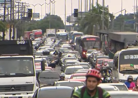 Torquato Tapajós tem trânsito intenso após buraco em avenida  