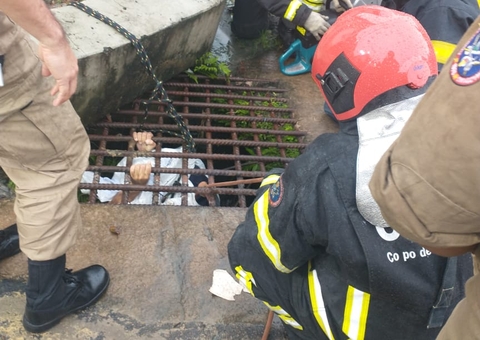 Homem aparece preso dentro de bueiro com grade em Manaus