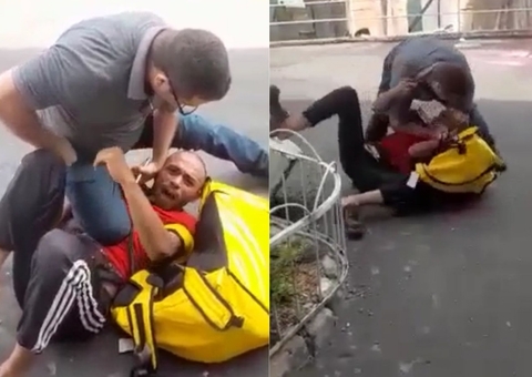 Homem pega comida à força de entregador após agredí-lo em frente a hospital em Manaus; vídeos
