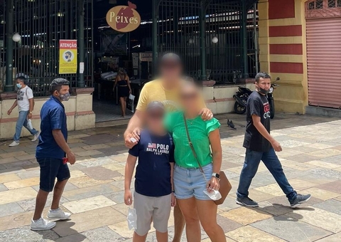 Durante foto em família, dupla é flagrada roubando turista em Manaus