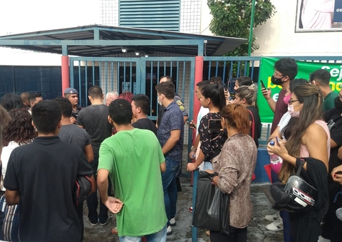 Candidatos protestam após erro no local de prova da PM em Manaus; vídeo