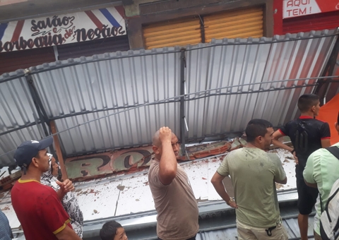 Marquise despenca durante chuva e mata criança em avenida de Manaus