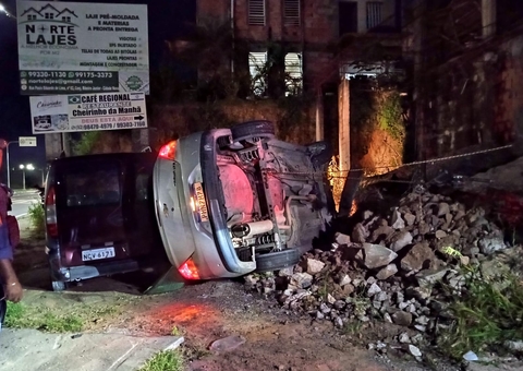 Criminosos atropelam motociclista e capotam carro durante fuga da polícia em Manaus