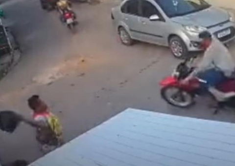 Homem atira capacete em assaltante e recupera moto de amigo; Vídeo