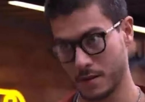 Arthur Aguiar questiona Paulo André sobre Jade: 'Hoje o beijo sai?'