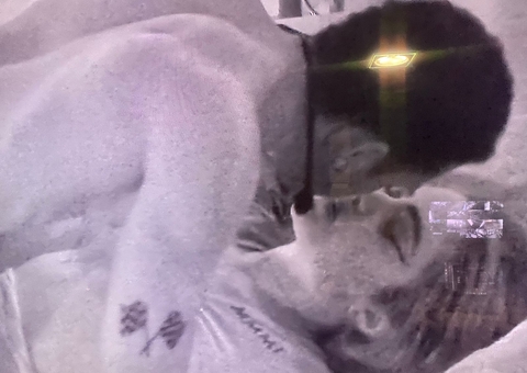 Jade e Paulo André trocam beijos quentes debaixo do edredom após festa do BBB22