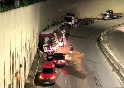 Carreta carregada tomba e causa transtorno no trânsito em Manaus