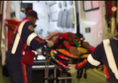 Morador de rua é esfaqueado por passageiros de ônibus em Manaus