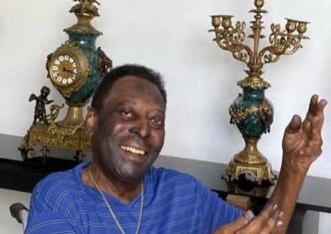 Pelé é internado novamente para tratamento contra o câncer