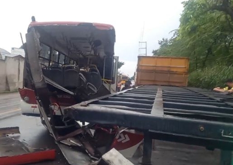 Ônibus fica destruído após perder o controle e bater em carreta em Manaus