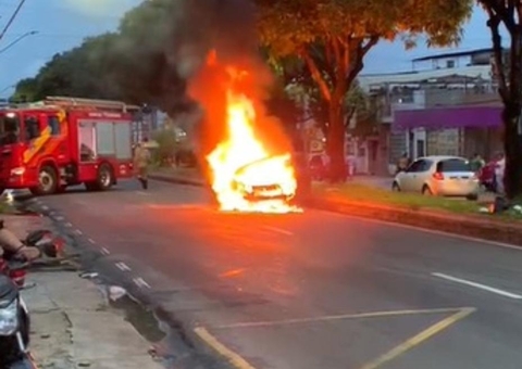 Carro fica destruído após pegar fogo em Manaus; vídeo