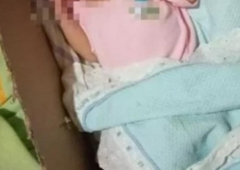 Recém-nascida com cordão umbilical é encontrada dentro de lixeira
