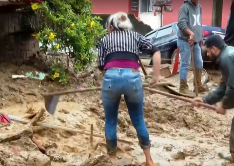 Mulher que cavou lama em Petrópolis descobre que filha e neta morreram soterradas agarradas no sofá