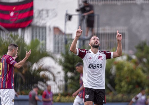 Flamengo bate Madureira e alcança liderança provisória no Carioca
