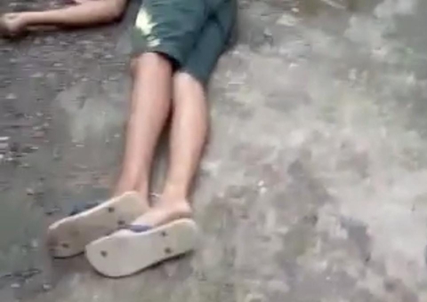 Jovem é assassinado e roubado na frente de beco em Manaus