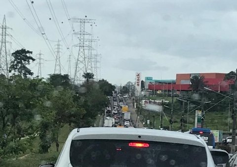 Longo engarrafamento é registrado na Avenida das Torres nesta quinta