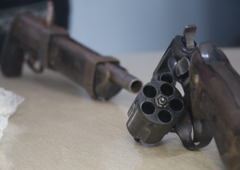 Dupla é presa com armas e drogas escondidas em pé de bananeira na Compensa