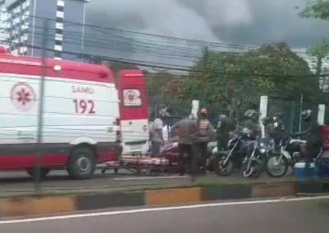 Acidente deixa motociclistas estirados em avenida de Manaus