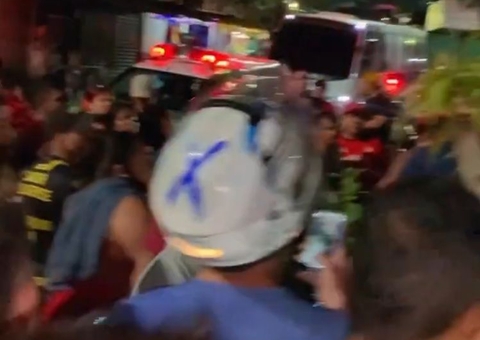 Moradores se unem para capturar assaltante escondido em igarapé de Manaus 