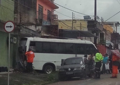 Micro-ônibus se desprende de guincho e invade casa em Manaus