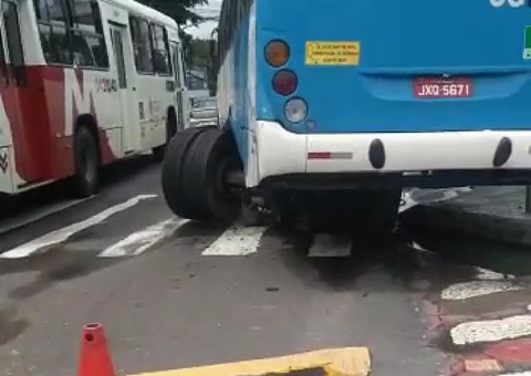 Rodas de ônibus se soltam em meio de avenida em Manaus e complica trânsito