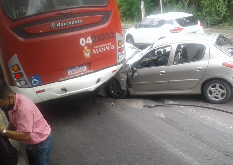 Carro para debaixo de ônibus em grave acidente em Manaus