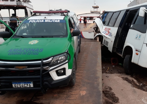 Técnica de enfermagem fica ferida ao cair de micro-ônibus que perdeu controle na Ceasa