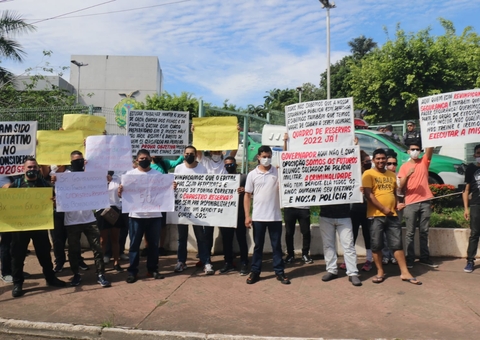 Candidatos do concurso da PM e Bombeiros fazem manifestação em Manaus