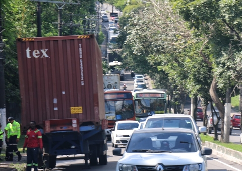 Carreta em pane deixa avenida de Manaus com trânsito caótico