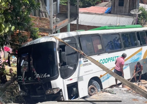 Com 40 passageiros, ônibus fica preso em cratera a caminho de balneário em Manaus