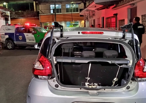 Homem é assassinado a tiros dentro de carro roubado em Manaus