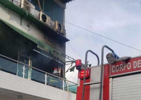 Incêndio em prédio residencial causa pânico em moradores em Manaus