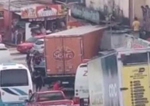 Caminhão desgovernado arrasta carro e invade casa em Manaus; Vídeo