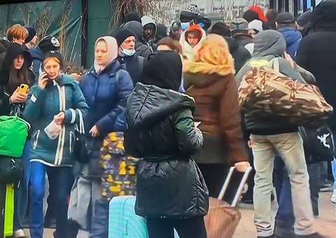 Após ataque russo, milhares de pessoas tentam deixar Kiev, capital da Ucrânia