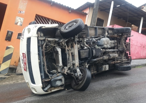 Caminhão com garrafões de água tomba ao tentar subir ladeira em Manaus