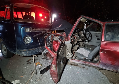 Acidente entre carro e kombi deixa homem preso em ferragens em Manaus