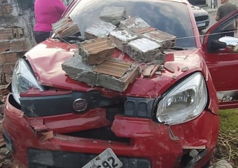 Carro atinge muro após acidente em cruzamento em Manaus 