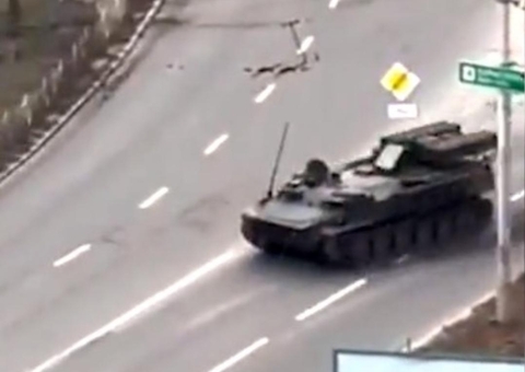 Tanque de guerra atropela carro com idoso dentro na Ucrânia; Vídeo